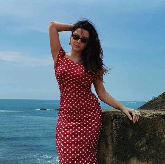 बॉलीवुड से गायब रणबीर की को-स्टार, सोशल मीडिया पर दिखा ब्लैक बिकिनी लुक