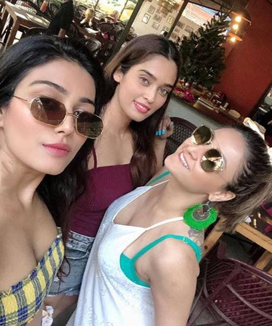 दोस्तों संग हॉलीडे पर BB विनर उर्वशी, बिकिनी में दिखा बोल्ड अंदाज