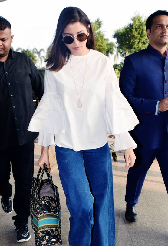 कोहली के रन रिकॉर्ड से ज्यादा है अनुष्का के इस बैग की कीमत