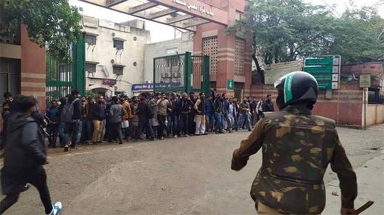 तस्वीरों में देखें, नागरिकता कानून पर जामिया में कैसे मचा है कोहराम