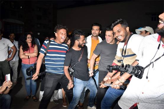 पैपराजी संग सलमान ने जमकर किया डांस, दिखाया सिग्नेचर स्टेप