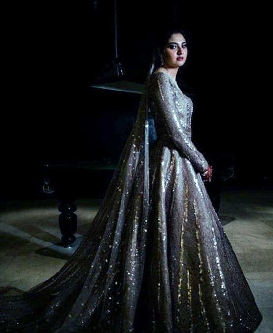 PHOTOS: रिसेप्शन में छाईं अजहरुद्दीन की बहू अनम, ऐसा था लुक