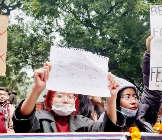 प्रोटेस्ट के दौरान पुलिस को गुलाब देती लड़की की फोटो वायरल