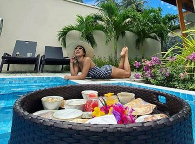 ब्लू मोनोकनी में हिना का बोल्ड लुक, फ्लोटिंग ब्रेकफास्ट संग पोज