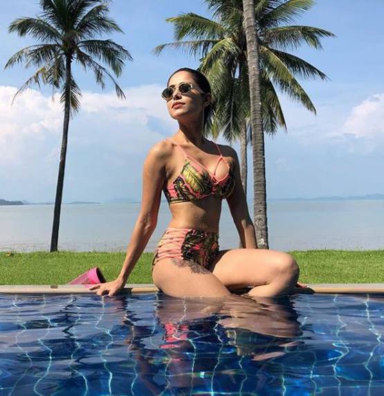 बिकिनी में नुशरत का बोल्ड अंदाज, पूल में एन्जॉय कर रहीं फ्लोटिंग ब्रेकफास्ट