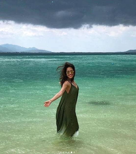 बिकिनी में नुशरत का बोल्ड अंदाज, पूल में एन्जॉय कर रहीं फ्लोटिंग ब्रेकफास्ट