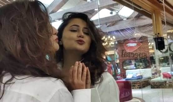 BB: सिद्धार्थ संग मिरर लिपलॉक सीन करने का रश्मि को पछतावा, हुईं परेशान