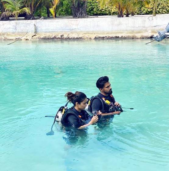 बॉयफ्रेंड के साथ स्कूबा डाइविंग करते नजर आईं हिना खान, देखें लेटेस्ट तस्वीरें