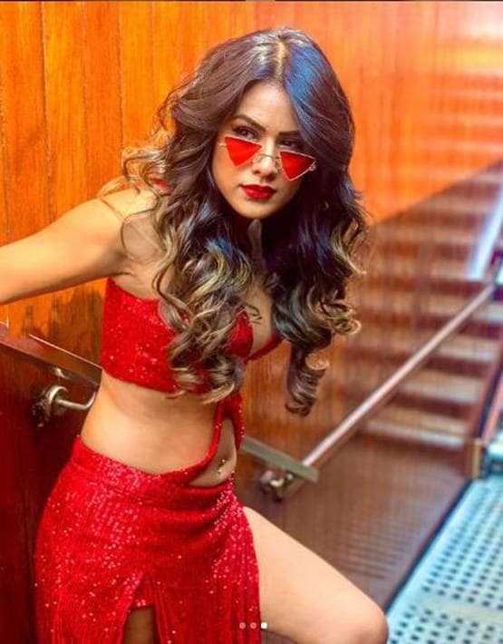 PHOTOS: बोल्ड अंदाज में 'TV की नागिन' निया शर्मा कर रहीं नए साल का वेलकम