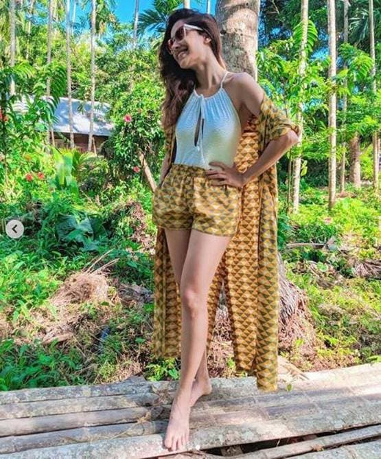 बिकिनी में नुशरत का बोल्ड अंदाज, पूल में एन्जॉय कर रहीं फ्लोटिंग ब्रेकफास्ट