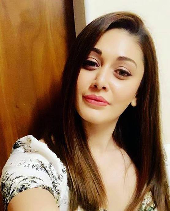 शेफाली को बूढ़ी कहने पर भड़के एक्ट्रेस के पति, पारस को कहा नाली का कीड़ा