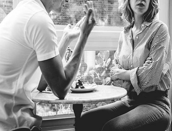 सिरफिरे आशिक ने गर्लफ्रेंड के माथे पर चाकू से लिखा अपना नाम