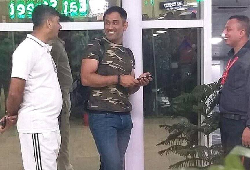 धोनी के साथ कोलकाता एयरपोर्ट पर घटना, एयरलाइंस ने मानी गलती