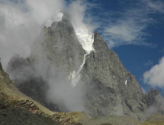 एवरेस्ट से कम ऊंचाई, फिर भी आज तक कोई क्यों न चढ़ सका कैलाश पर्वत?
