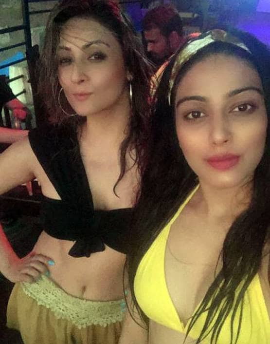 मिनी स्कर्ट में 'कोमोलिका' का बोल्ड अंदाज, ऐसे दिए पोज