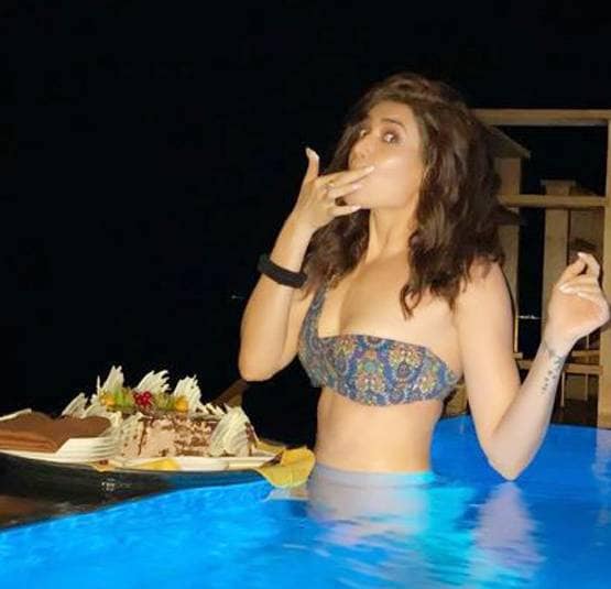 समंदर किनारे रेड मोनोकनी में छाया करिश्मा तन्ना का बोल्ड लुक, PHOTOS