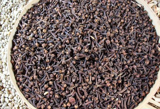 बढ़ते वजन से हैं परेशान तो लौंग पानी करेगा जादू का काम