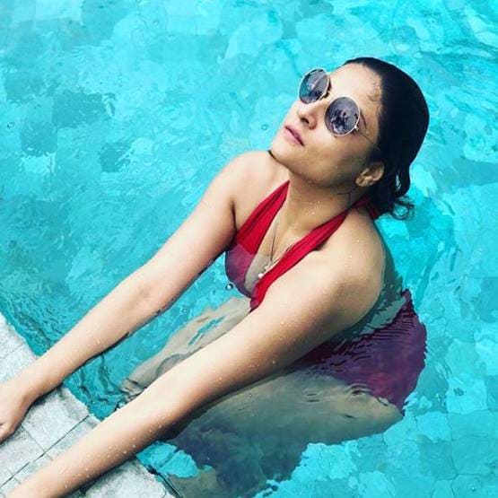 दोस्तों संग हॉलीडे पर BB विनर उर्वशी, बिकिनी में दिखा बोल्ड अंदाज