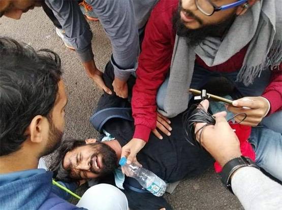 तस्वीरों में देखें, नागरिकता कानून पर जामिया में कैसे मचा है कोहराम