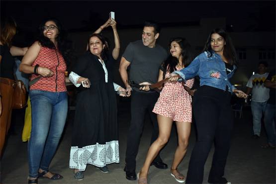 पैपराजी संग सलमान ने जमकर किया डांस, दिखाया सिग्नेचर स्टेप