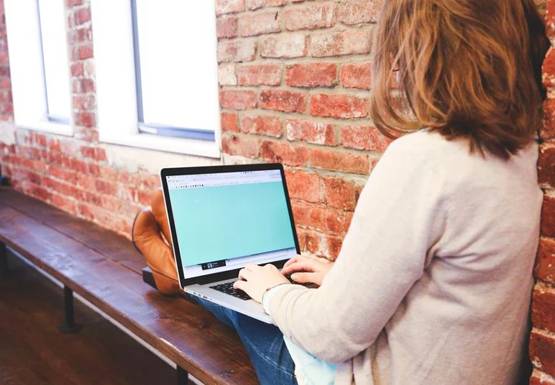 अपने शौक पूरे करने के लिए लड़की ने निकाला ये तरीका