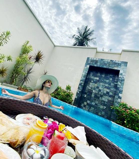 ब्लू मोनोकनी में हिना का बोल्ड लुक, फ्लोटिंग ब्रेकफास्ट संग पोज