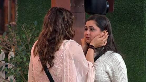 बेघर हुईं देवोलीना ने गाया 'ये दोस्ती हम नहीं तोड़ेंगे', फूट-फूटकर रोईं रश्मि