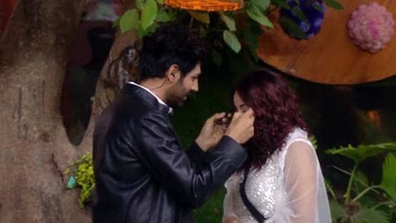 बिग बॉस में कार्तिक को देखकर उड़े शहनाज के होश, घुटनों पर बैठ किया प्रपोज