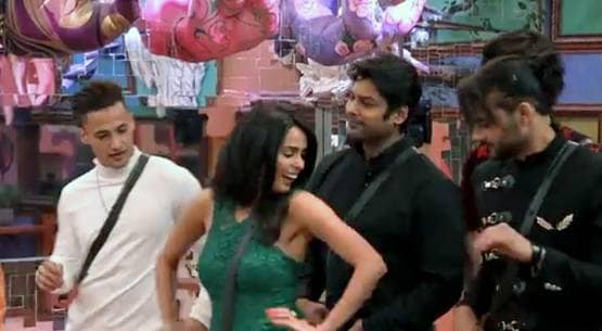 BB में मल्लिका का जलवा, सिद्धार्थ की गोद में बैठकर किया फ्लर्ट