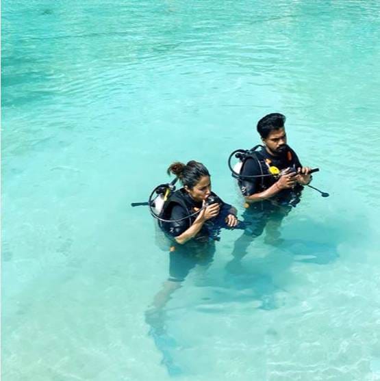 बॉयफ्रेंड के साथ स्कूबा डाइविंग करते नजर आईं हिना खान, देखें लेटेस्ट तस्वीरें