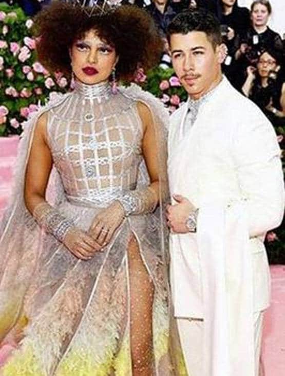 नेहा के Kiss से रानू मंडल के मेकअप तक, इन 8 तस्वीरों ने चौंकाया