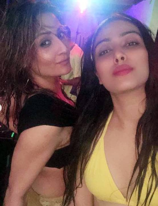 मिनी स्कर्ट में 'कोमोलिका' का बोल्ड अंदाज, ऐसे दिए पोज