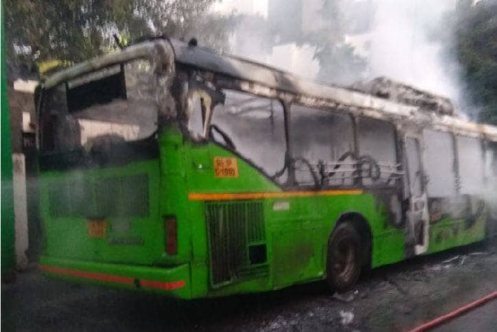 जलती बसें, पथराव और आंसू गैस के गोले, 25 तस्वीरों में देखें जामिया का मंजर