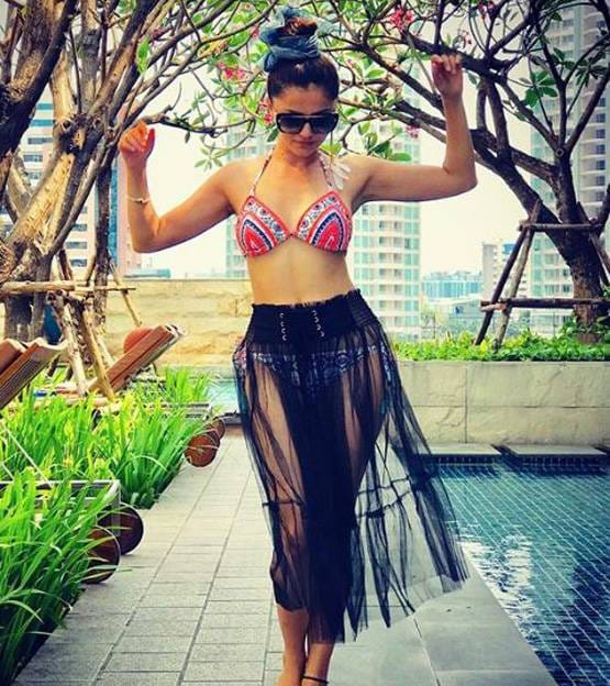 समंदर किनारे बिकिनी में 'टीवी की बहू' का बोल्ड अंदाज, फिलिपिन में कर रहीं एन्जॉय