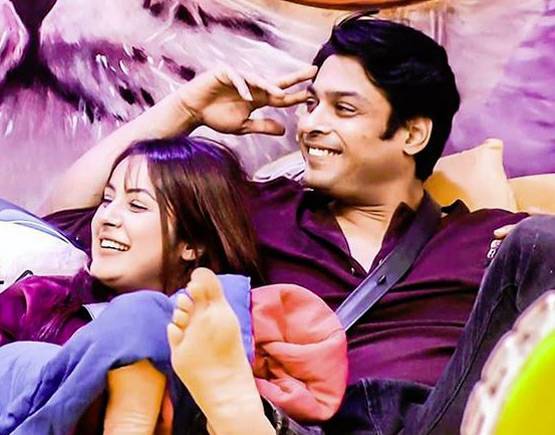 फिर एक हुए Sidnaaz, नींद से उठकर शहनाज ने दबाए सिद्धार्थ शुक्ला के पैर