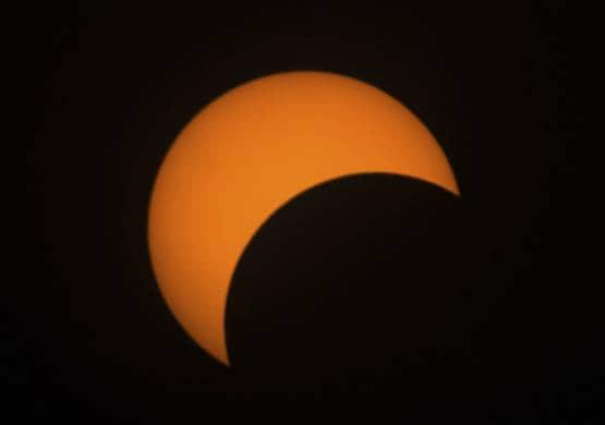 दशक के आखिरी सूर्य ग्रहण की खूबसूरत तस्वीरें, देखकर झूम जाएगा मन