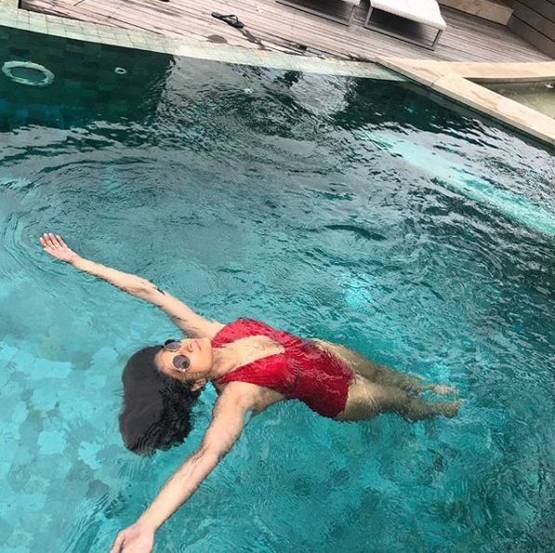 दोस्तों संग हॉलीडे पर BB विनर उर्वशी, बिकिनी में दिखा बोल्ड अंदाज