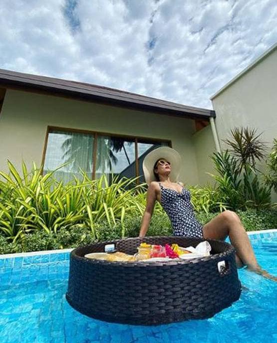 ब्लू मोनोकनी में हिना का बोल्ड लुक, फ्लोटिंग ब्रेकफास्ट संग पोज