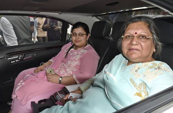 पिता के नक्शेकदम पर चले बेटा- बेटी, ऐसा है अरुण जेटली का परिवार