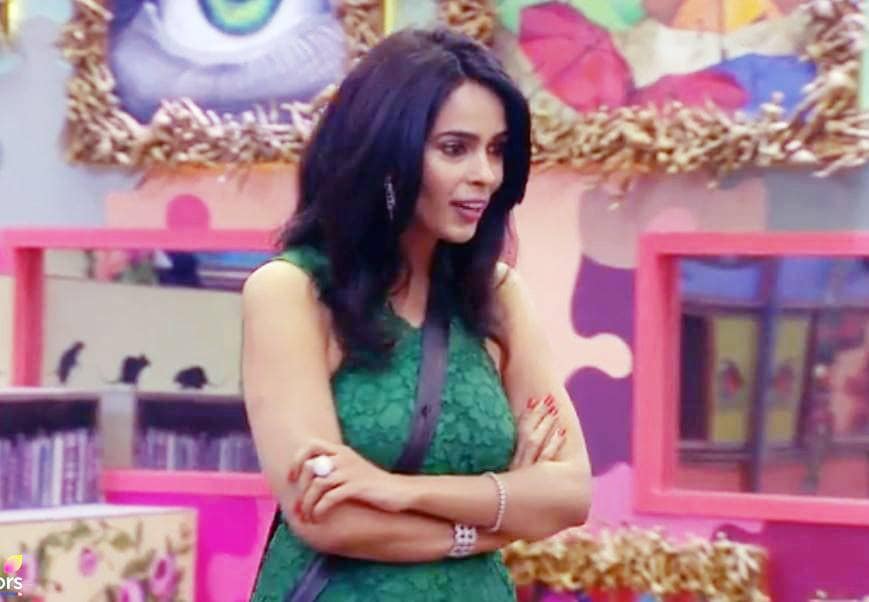 BB में मल्लिका का जलवा, सिद्धार्थ की गोद में बैठकर किया फ्लर्ट