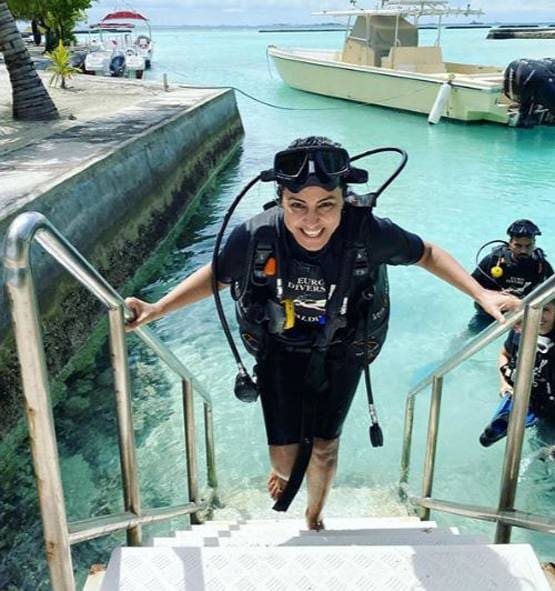 बॉयफ्रेंड के साथ स्कूबा डाइविंग करते नजर आईं हिना खान, देखें लेटेस्ट तस्वीरें