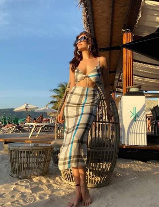 करिश्मा तन्ना ने शेयर की बोल्ड तस्वीरें, बिकिनी लुक में नजर आईं एक्ट्रेस