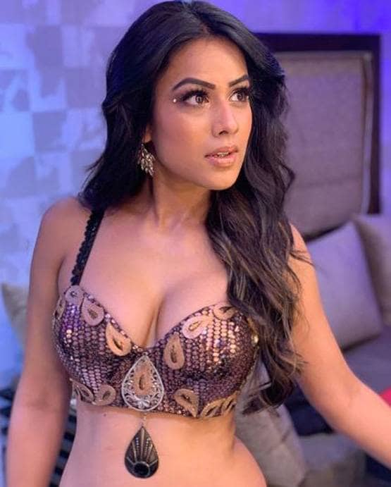 PHOTOS: बोल्ड अंदाज में 'TV की नागिन' निया शर्मा कर रहीं नए साल का वेलकम