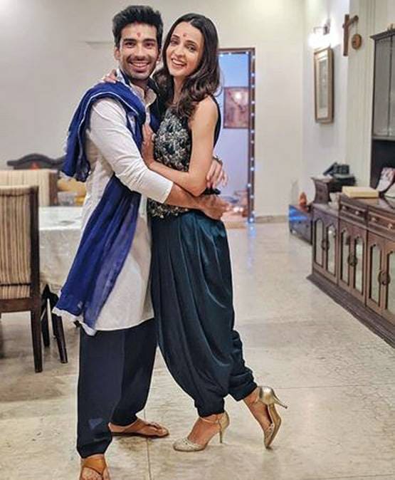 बर्थडे पर पत्नी संग रोमांटिक हुए टीवी एक्टर, लिपलॉक करते तस्वीर वायरल