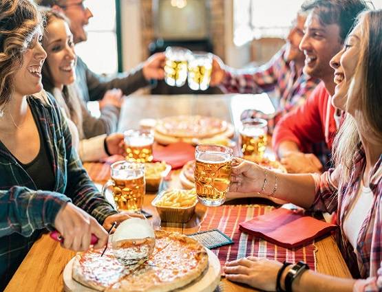 बियर बढ़ाती है उम्र-दूध से बीमारियां, PETA के दावे पर लोग हुए हैरान