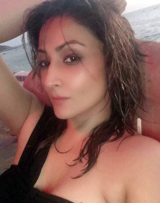 मिनी स्कर्ट में 'कोमोलिका' का बोल्ड अंदाज, ऐसे दिए पोज