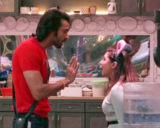 शेफाली संग लड़ाई के बाद रश्मि ने तोड़ी प्लेट, अरहान पर चिल्लाईं