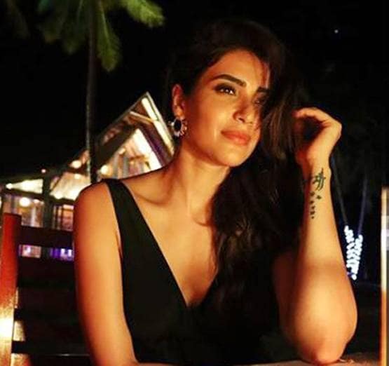 समंदर किनारे रेड मोनोकनी में छाया करिश्मा तन्ना का बोल्ड लुक, PHOTOS