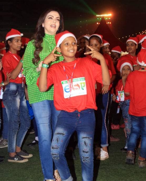 नीता अंबानी ने बच्चों के साथ ऐसे सेलिब्रेट किया क्रिसमस, देखें तस्वीरें