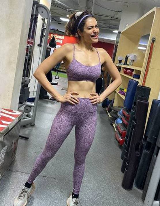 वेकेशन पर करिश्मा तन्ना का बिकिनी में बोल्ड लुक, PHOTOS वायरल